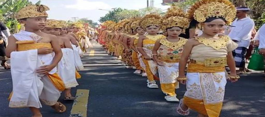 Anak-anak mengikuti peed serangkaian prosesi Nyenuk di Pura Agung Manukaya Let, Tampaksiring.