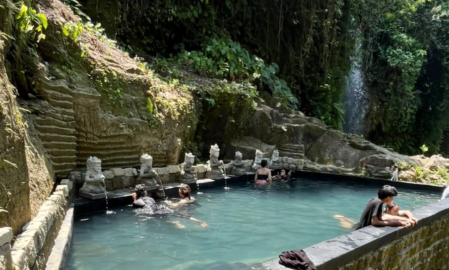 Pemandian 7 bidadari di Temesi Waterfall, Gianyar.
