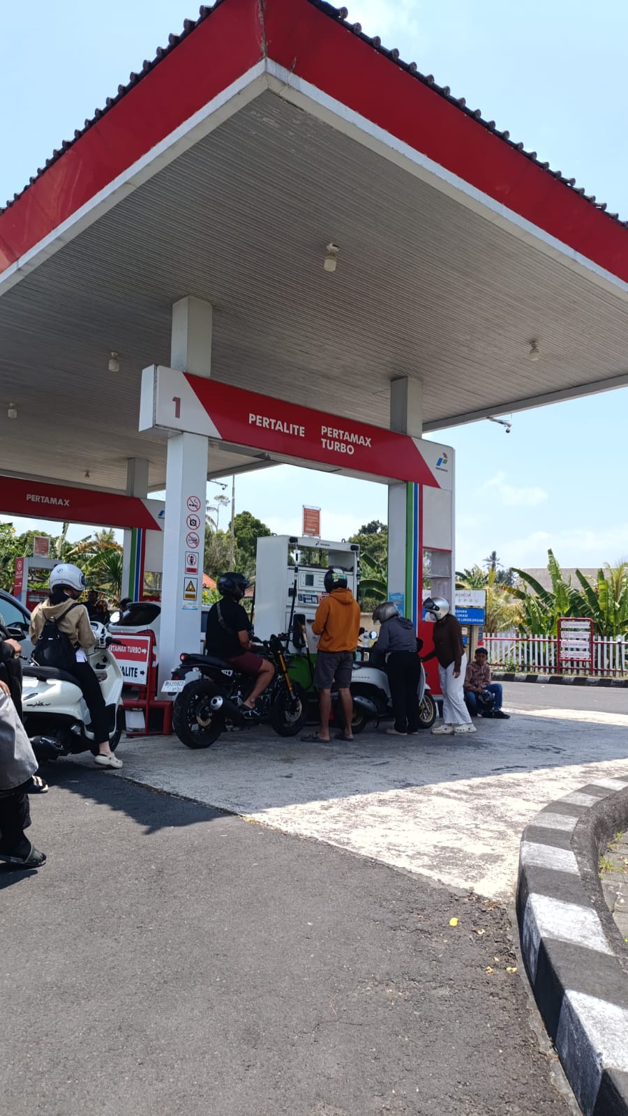 Pengendara terpaksa membeli Pertamax Turbo.