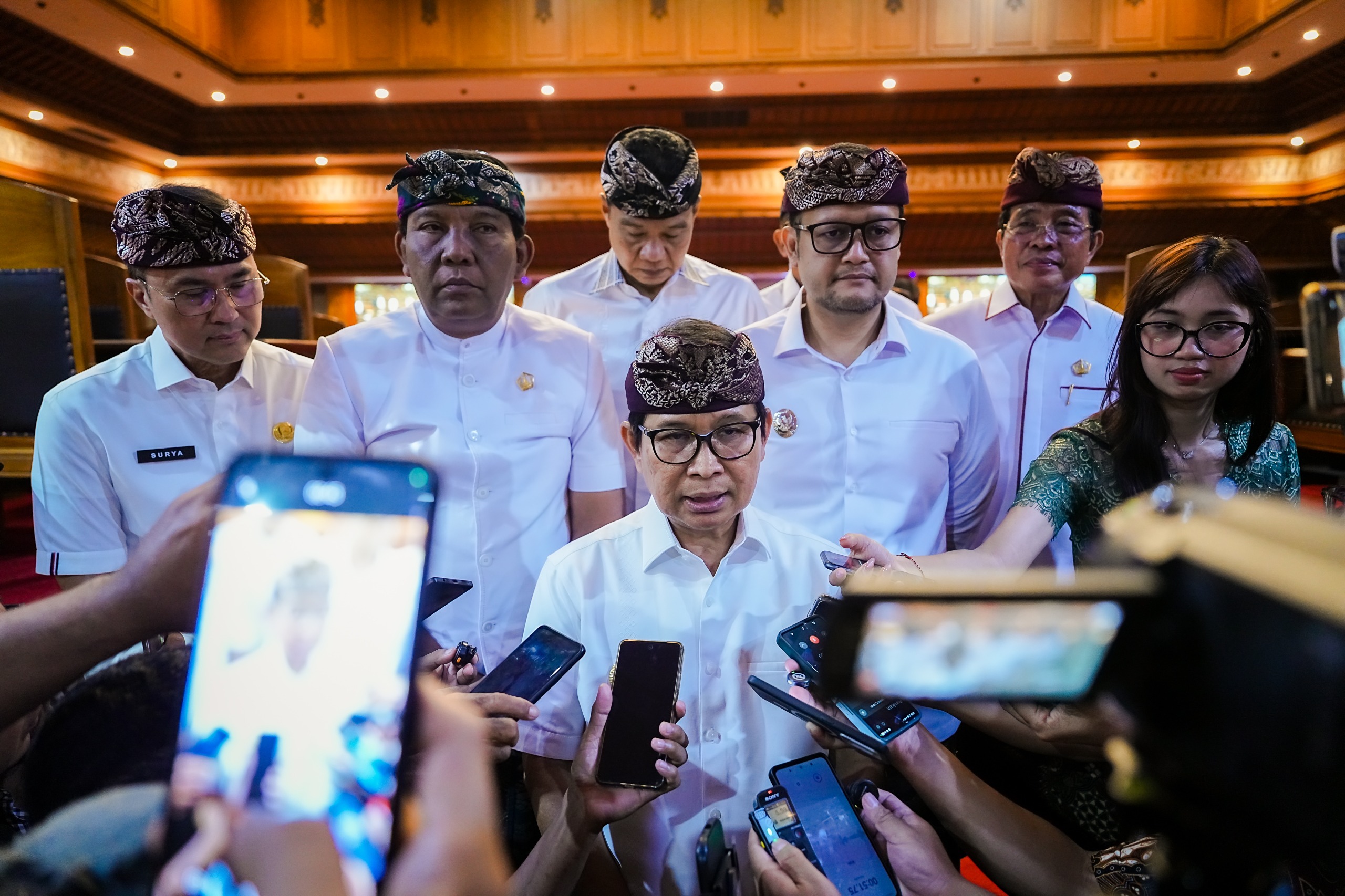 Bupati Adi Arnawa Sampaikan Penjelasan APBD 2027 dan Tiga Raperda Strategis