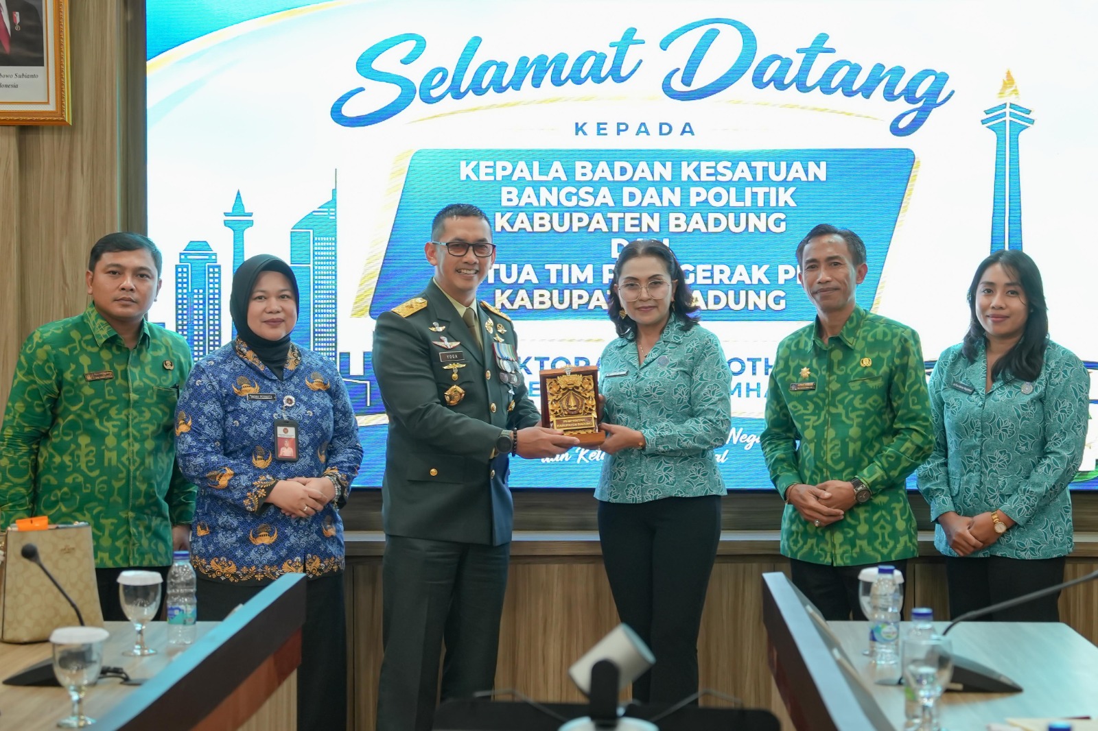 Nyonya Rasniathi Adi Arnawa memimpin rombongan TP. PKK Kabupaten Badung bersama Kesbangpol Kabupaten Badung melaksanakan studi komprehensif ke 2 lembaga tinggi negara di Jakarta, Rabu (28/10).