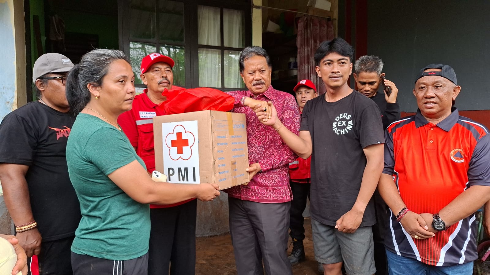 BPBD Tabanan Tangani Longsor di Perumahan Puskopad 2, Wakil Bupati Serahkan Langsung Bantuan Logistik