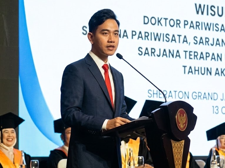 Wapres Gibran Rakabuming Raka saat berpantun di Wisuda Institut Pariwisata Trisakti.