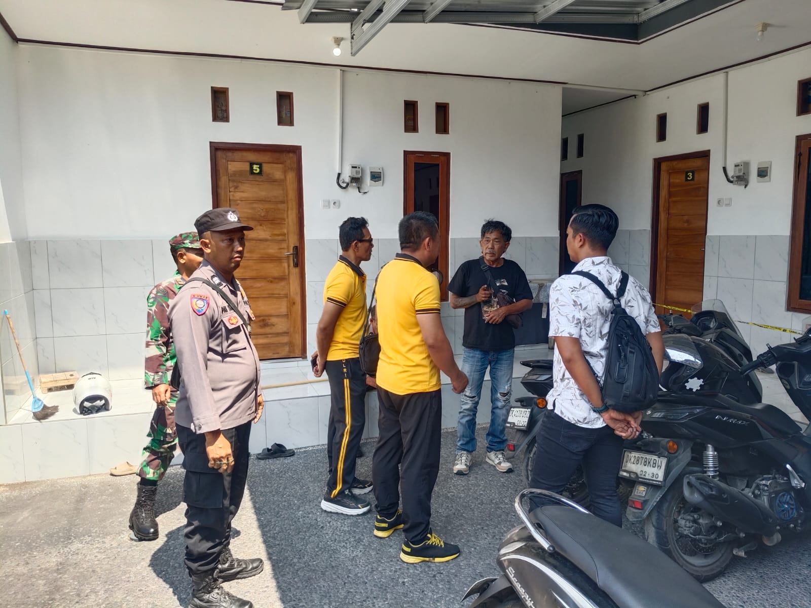 Polisi saat melakukan olah TKP