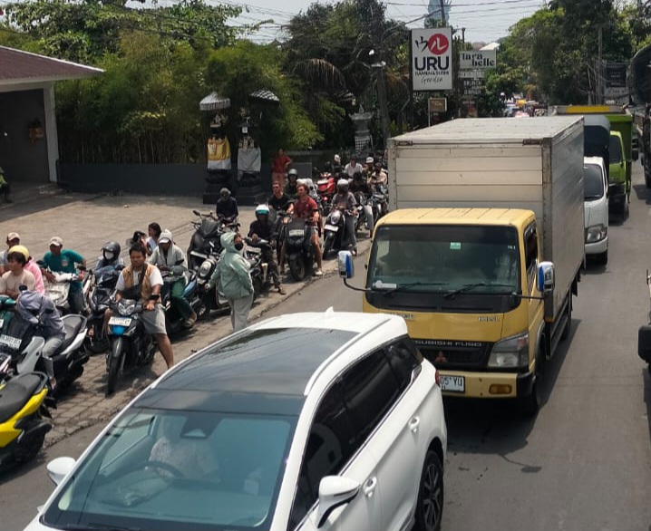 Bali Fuel Shortage Persists as Residents Queue for Hours and Pertamax Sells for Rp50,000 Bottle