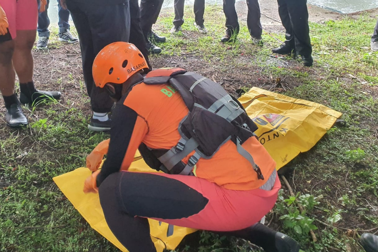 Gde Satria ditemukan meninggal dunia di di Sungai Taman Pancing, sekitar 5 kilometer dari lokasi awal hanyut.