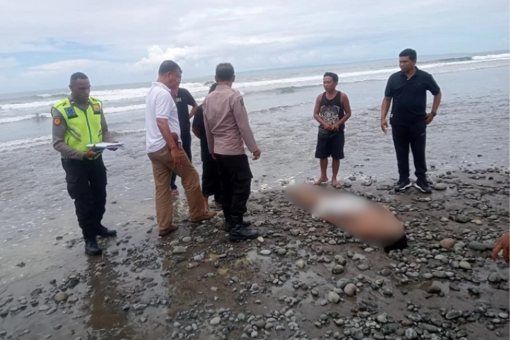 Rendi Adi Saputra (20), asal Jember, ditemukan tewas setelah terseret arus saat berenang di pantai Pulukan