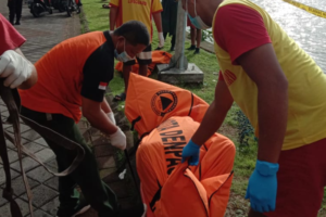 Proses evakuasi jasad diduga perempuan yang ditemukan di Bendungan Tanah Kilap.
