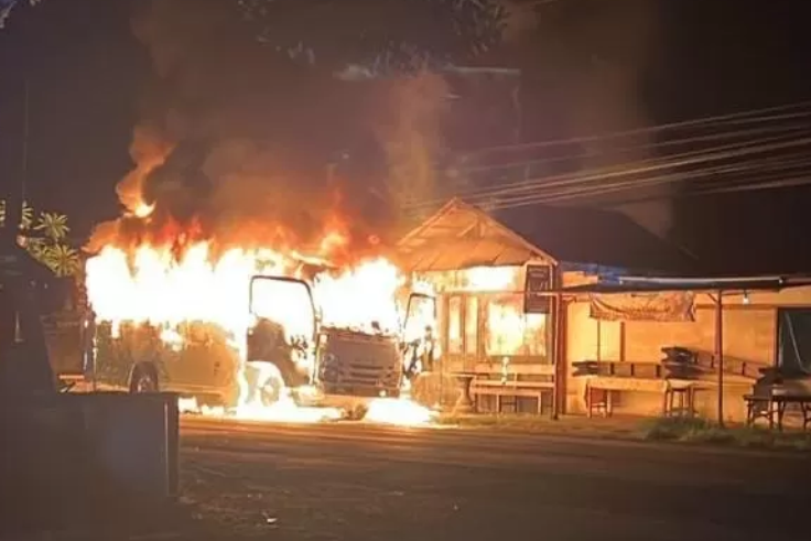 Kebakaran mobil elf di Desa Banyubiru, Kecamatan Negara, Bali.