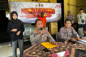 M (44), warga Kapanewon Panggang, Gunungkidul, DI Yogyakarta, ditangkap oleh aparat kepolisian.