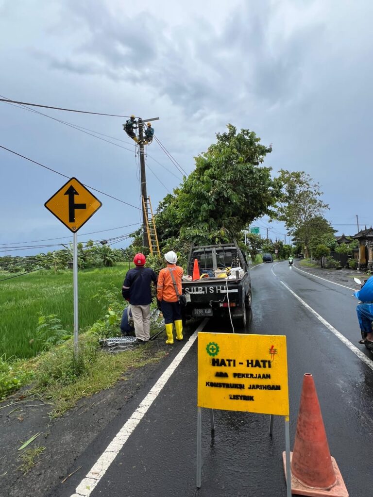 Tim PLN menangani listrik yang padam akibat bencana di Jalan Raya Satra, Klungkung.