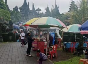 Pedagang kaki lima kembali penuhi jalan menuju pura Besakih. Padahal sebelumnya pedagang ini sudah ditertibkan.