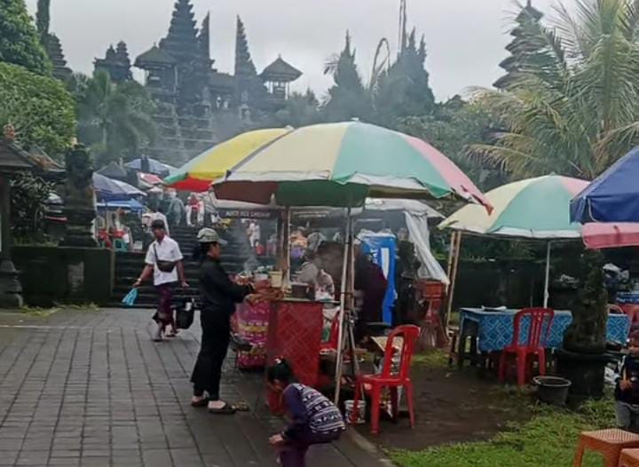 Pedagang kaki lima kembali penuhi jalan menuju pura Besakih. Padahal sebelumnya pedagang ini sudah ditertibkan.