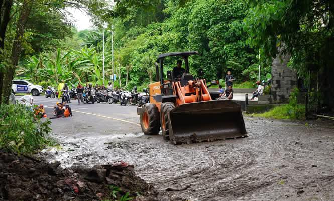 Jalur Gianyar-Klungkung kembali tertimbun material longsor.