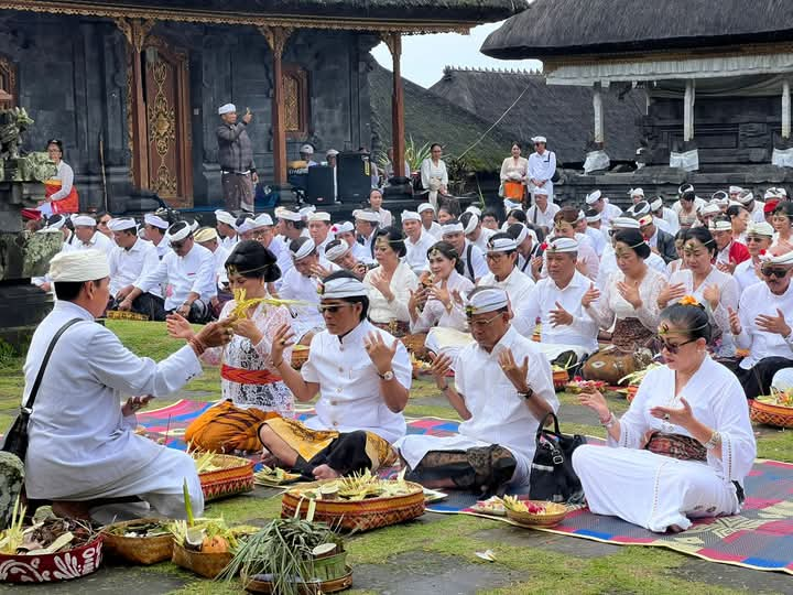 Upacara mejaya-jaya tersebut dihadiri oleh para kepala daerah terpilih, serta sejumlah pemangku adat dan tokoh masyarakat Bali.