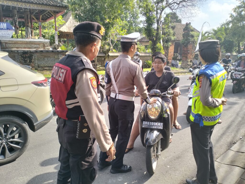 Remaja yang melintas di Gianyar tanpa helem, langsung dihentikan polisi, Sabtu (15/2/2025).