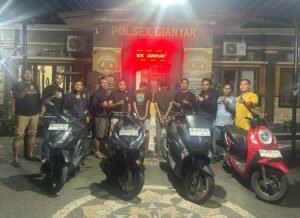 Dua pelaku (menghadap) belakang berhasil ditangkap sebelum kabur melalui Pelabuhan Padangbai.