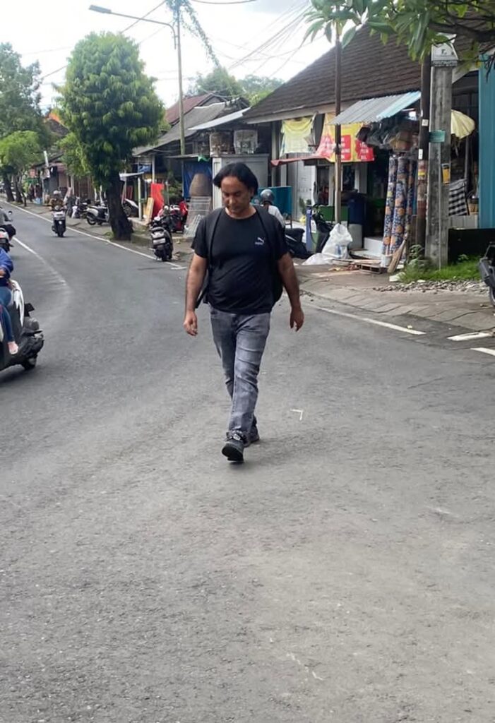 Pria yang mengaku asal Pakistan ini berjalan kaki dan meminta uang ke warga Bona.