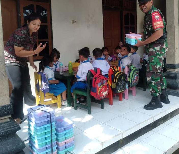 Makan bergizi gratis diberi kepada siswa di Kabupaten Klungkung.