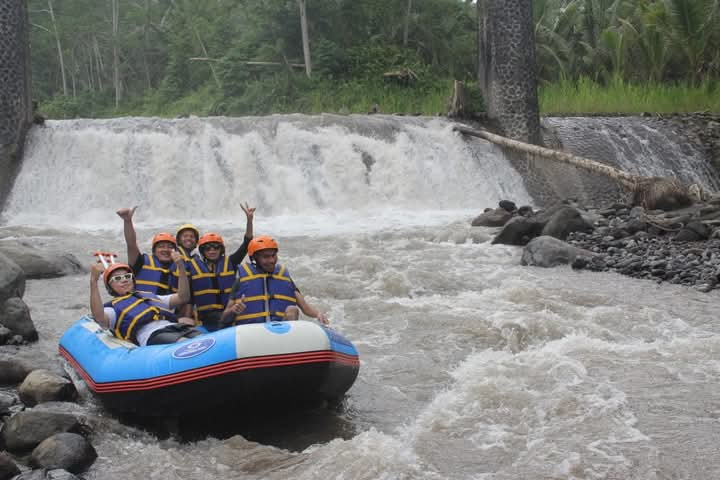 Peserta rafting saat menjajal sungai Telagawaja, Karangasem.