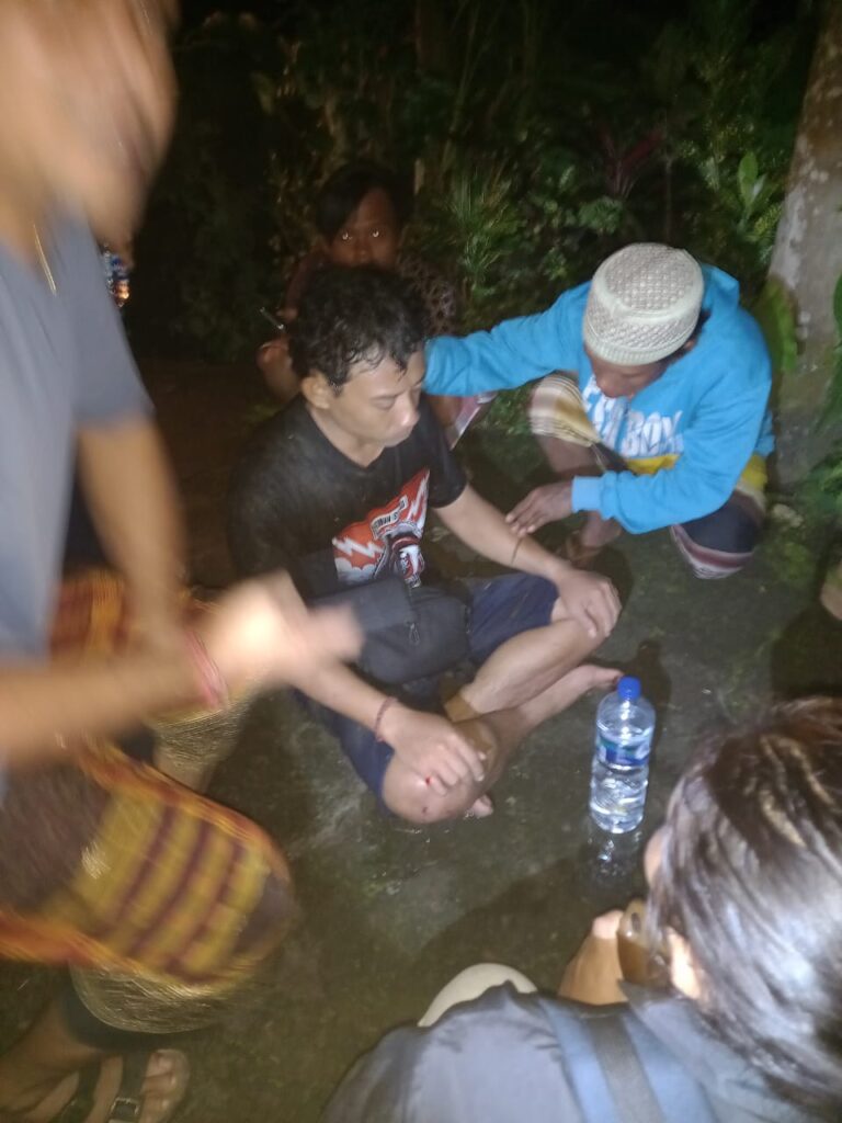 Warga Ubud berhasil mengevakuasi korban jatuh ke jurang.