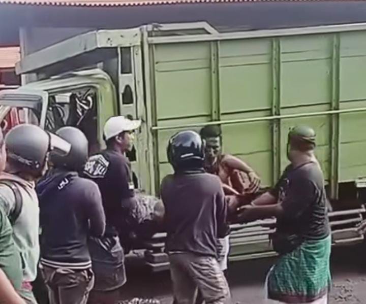 Korban kecelakaan truk di Jalan Raya Goa Lawah dievakuasi oleh masyarakat.