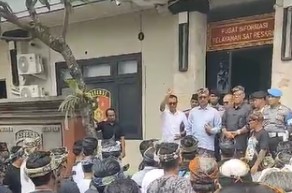 Keluarga korban penganiayaan berdarah di Jalan Tojan kembali datangi Polres Gianyar.