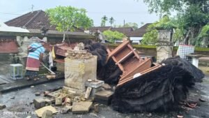 Bangunan suci di Desa Batuan mengalami kerusakan akibat puting beliung beberapa waktu lalu.