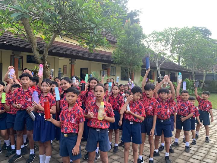 Siswa SDN 1 Melinggih Kelod, Payangan, Gianyar, sudah membiasakan diri membawa tumbler.