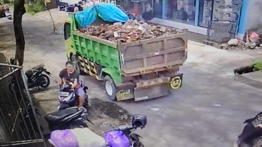 Truk pengangkut puing bangunan ini terekam CCTV membawa material ke setra Sayan.