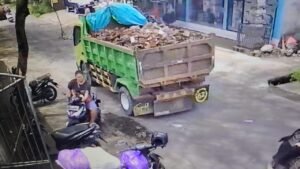 Truk pengangkut puing bangunan ini terekam CCTV membawa material ke setra Sayan.