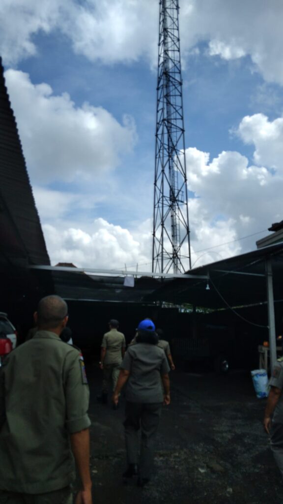 Tower yang menjulang tinggi ini ditolak keberadaannya oleh 38 warga Banjar Sema, Desa Melinggih, Payangan.