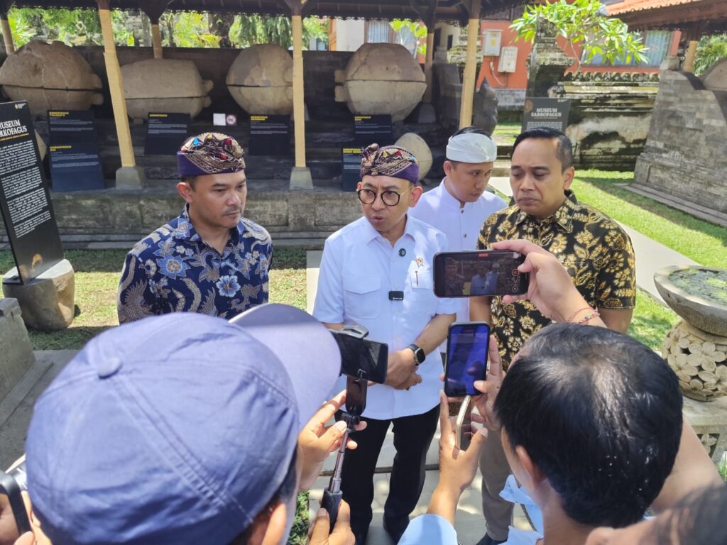 Menteri Kebudayaan RI, Fadli Zon dalam kunjungannya ke Museum Sarkofakus di Gianyar.