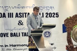 Ketua DPD ASITA Bali, Putu Winastra memberi sambutan dalam Rakerda ke - III pada Kamis (27/2).