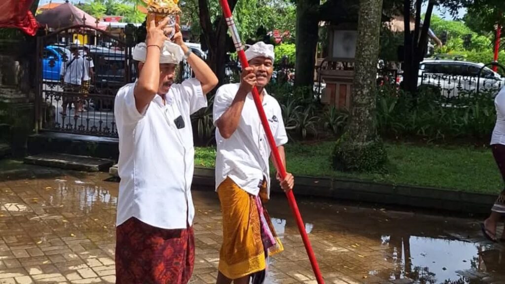 Kasatpol PP dan Damkar Gianyar Made Watha saat mengusung linggih ida batara menuju kantor baru.