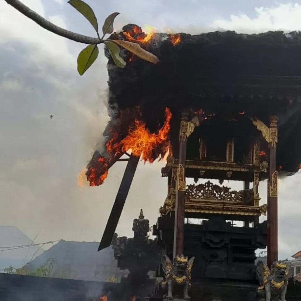 Api melahap bangunan suci milik warga di Banjar Ubud Kelod.