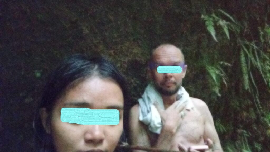 Dua wisatawan asing Indira (kiri) dan Matt saat minta pertolongan dari Sungai Yeh Pikat, Tegalalang.