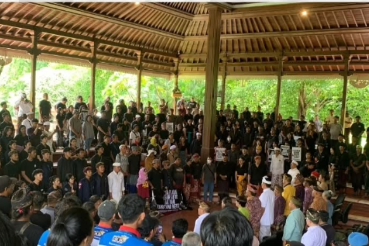 BEM Unud bersama masyarakat mendatangi kantor DPRD Bali, pada Kamis (27/2/2025). (Foto: Dok BEM UNUD)