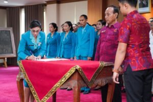 Dayu Surya Adnyani Mahayastra (kiri) telah dikukuhkan sebagai Ketua TP PKK, Posyandu dan Dekranasda Gianyar untuk yang ketiga kalinya.