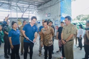 Menteri Lingkungan Hidup Hanif saat mendatangi home base Sungai Watch si Ketewel.
