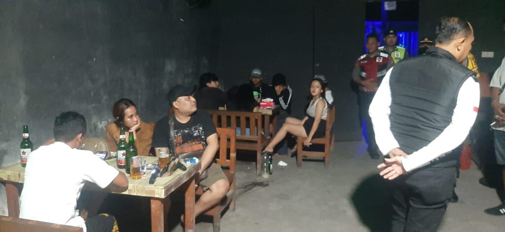 Petugas saat mendatangi salah satu kafe remang di bilangan Jalan Dharmagiri Gianyar.