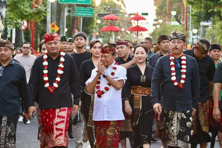 Gubernur Bali Wayan Koster (tengah) diapit Bupati Gianyar Made Mahayastra dan Wakil Bupati Anak Agung Gde Mayun.