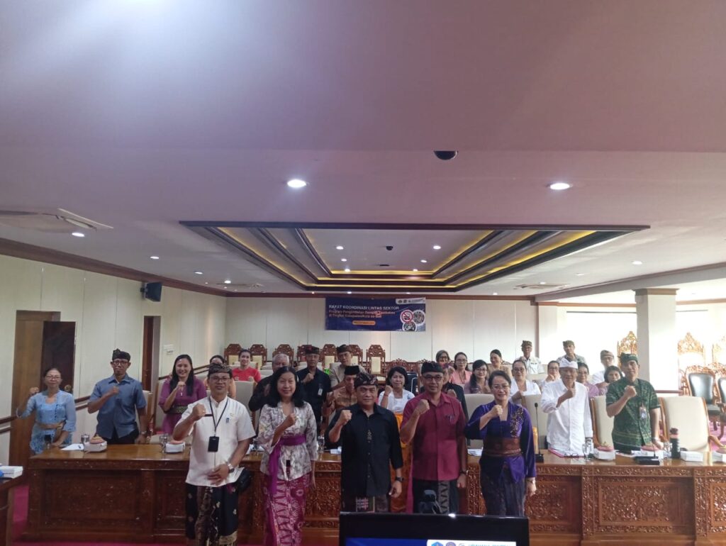 Rapat mengenai pengendalian dampak rokok di Kantor Bupati Gianyar.