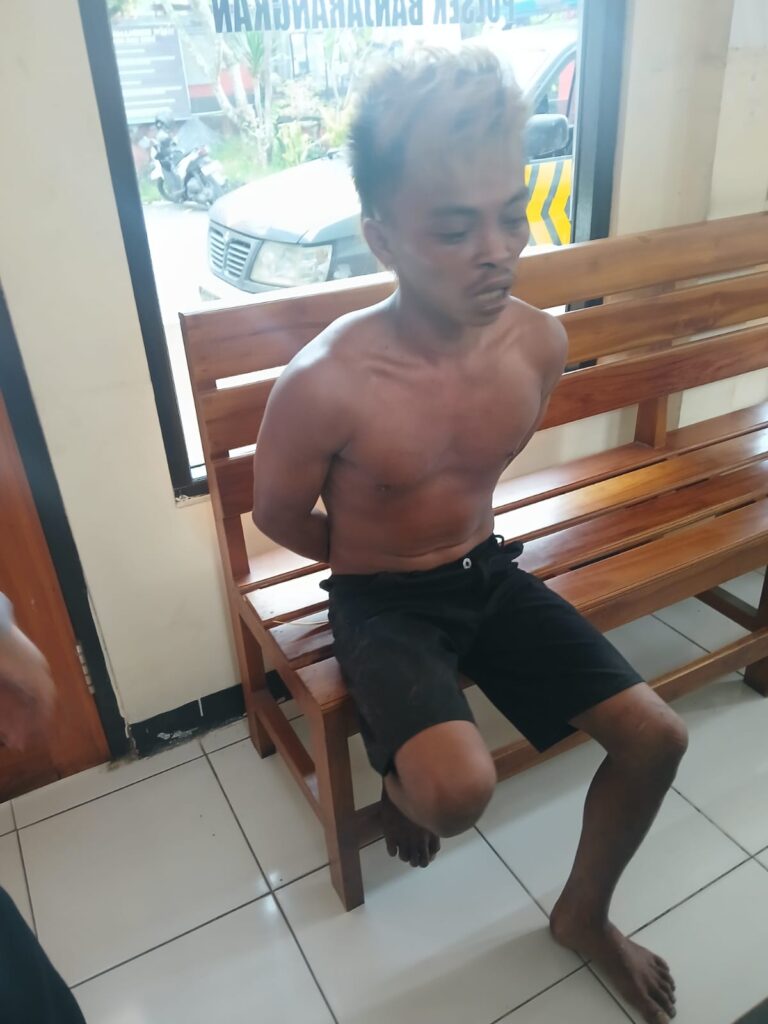 Slamet yang ditangkap di Pura wilayah Klungkung ini diamankan di Polsek Banjarangkan.