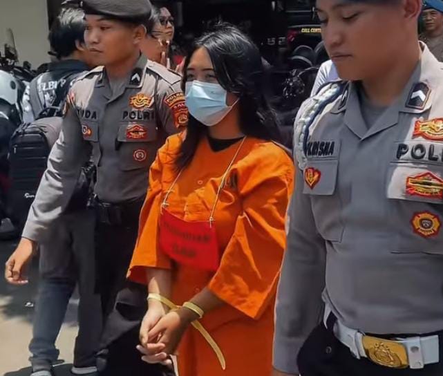 Tersangka GAP digiring oleh polisi saat press rilis di Polres Klungkung.