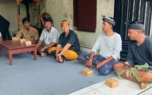 Wakil Ketua DPRD Karangasem, Agung Dwi (tengah/udeng kuning) saat menyerap aspirasi masyarakat di Selat dan Rendang.
