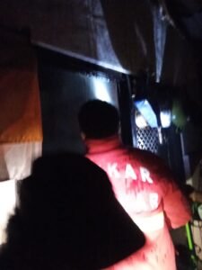 Petugas Damkar Gianyar saat menangani musibah kebakaran di Desa Keramas, Blahbatuh.