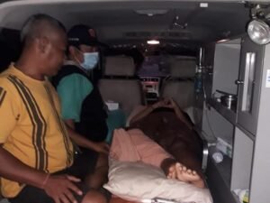 Salah satu pasien Gianyar dinaikkan ke ambulance oleh tim PSC 119.