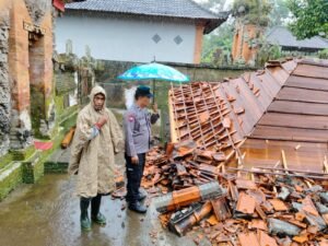 Balai Patamon di Pura Penataran Panti Pande Desa Kedisan, ambruk akibat terjangan angin kencang.