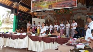 Anggota DPD RI, Ni Luh Djelantik diapit oleh Anak Agung Mas dan Profesor Surada di sarasehan di yayasan Ketut Alon Mas, Ubud.